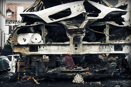 carcasse de voiture cramée