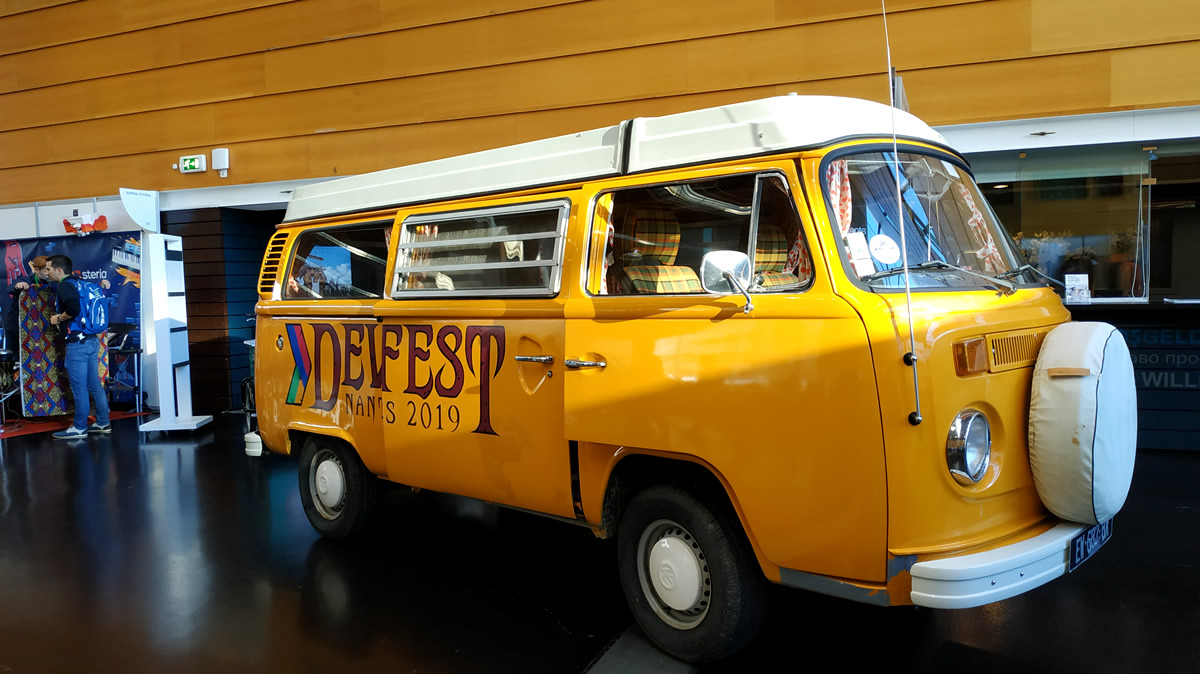 un minibus aux couleurs du Devfest