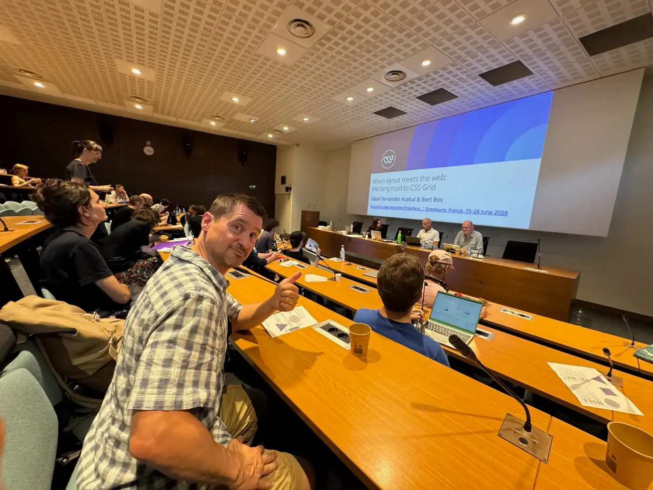 L'auditoire assiste à la conférence de Bert Bos & César Fernández Acebal sur l'histoire de Grid Layout